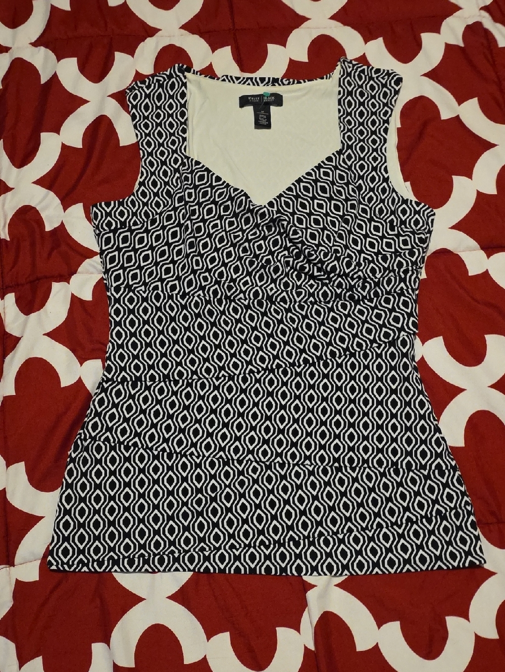 White House Black Market Black & White Geometric V-Neck Sleeveless Top